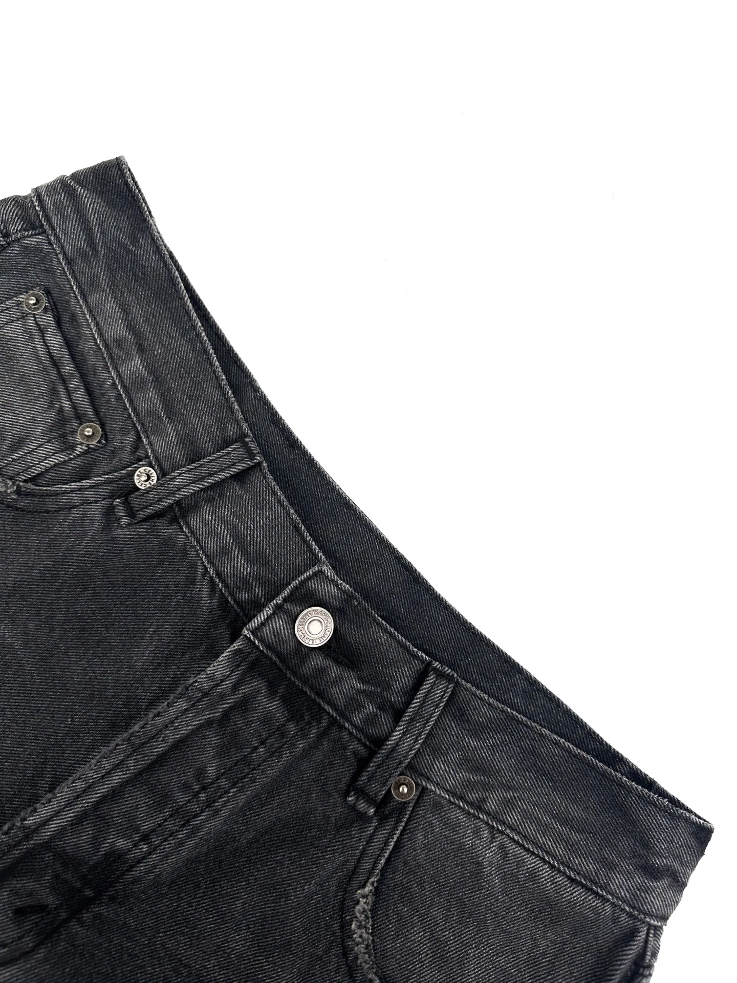 Celin Paris leather jeans with patchwork, custom-made dark gray textured denim, stiff and stylish, comfortable and close to the skin, carbon black fermentation dyeing has faded the sharp edge, mottled whiskering texture covers the denim, interpreting the relaxed elegance of French Retro, the straight silhouette is relaxed and casual, continuing the classic five-pocket precision structure of denim, five CELINE PARIS patches with different shapes are stacked vertically on the trousers, staggered arrangement Replicate the Retro aesthetics of past travel commemorative patches and build the visual narrative core of ready-to-wear. CELINE leather tags are inlaid on the back waist. The identity of the family is engraved discreetly between the waists. The travel patch deconstructs the brand symbol. It blends the French Retro heritage and street style. It writes the high-luxury rebellious Retro attitude on the denim. Process 1: Using a pattern template for machine sewing. Precisely control the sewing line through the pattern pattern machine to ensure the precise positioning of the CELINE PARIS patch. The horizontal and vertical lines are completely aligned, and the prototype is accurately aligned by hand to ensure a tight opening and closing. Process 2: Combining the rubbing and wrinkling cat whisker technology and the gun painting cat whisker technology. Prioritize hand rubbing in specific areas to achieve a natural wrinkle effect, and then use specific tools to draw the texture of the cat's whisker shape to achieve a full visual effect. Process 3: Using a purely artificial regular edge grinding process, hand-polishing the ablated fabric veil line to create staggered whisker texture and layered depth along the bag edge. The natural aged and worn texture formed. Process 4: Use multiple horses to rub sand. Use high-pressure spray guns to rub in specific parts to achieve a local gradient effect. Then use frosting technology to create a unique texture pattern. The workmanship is extremely complex and time-consuming and labor-intensive. Process 5: Stone grinding and light fermentation. ➕ Pulling, bleaching and softening. The mutual friction between pumice and clothing causes wear and fading effects on the denim surface. Combining pulling and bleaching. Make the clothes produce a certain texture and stretching effect while bleaching. Process 6: Stir-fry snowballs, stir-fry salt, prepare a corresponding solution, add a certain amount of dye, soak the denim material in it to absorb the solvent, then scrub and dry it to further fade and oxidize. Accessories: Customized 1:1 Celine patch Customized 1:1 Celine large I-shaped buckle Customized 1:1 Celine small I-shaped buckle Customized 1:1 Celine leather tag Customized 1:1 Celine studs Customized 1:1 Celine trademark version: loose version Size: 28 29 30 31 Style number: BB 4007